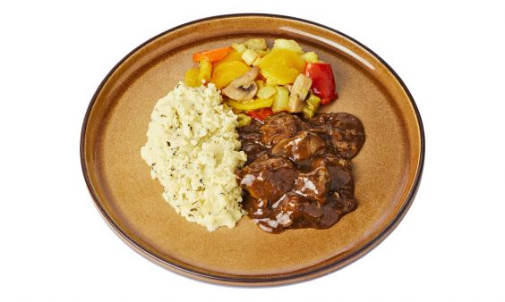 Hertenstoverij met paddenstoelen, herfstgroenten en aardappelpuree met bieslook