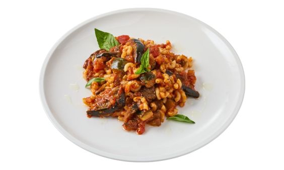 Macaronischotel met aubergine en tomaat