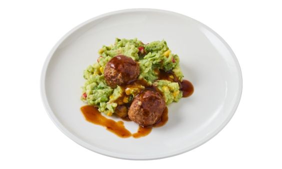 Snijbonenstamppot met maïs en paprika en varkensgehaktbal in jus