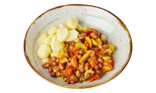 Bruine bonenschotel met vegetarisch gehakt en gekookte aardappelen