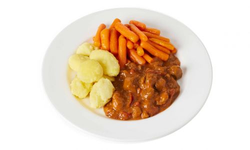Goulash met worteltjes en gekookte aardappelen
