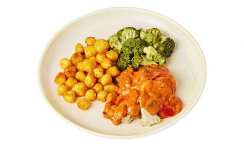 Plantaardige kipstukjes in stroganoffsaus met broccoli en gebakken krieltjes