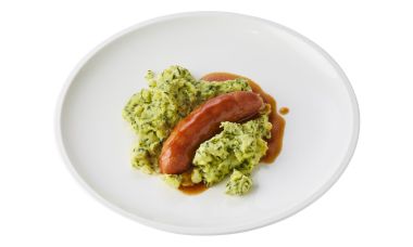 Boerenkoolstamppot met spekjes en rookworst in jus 