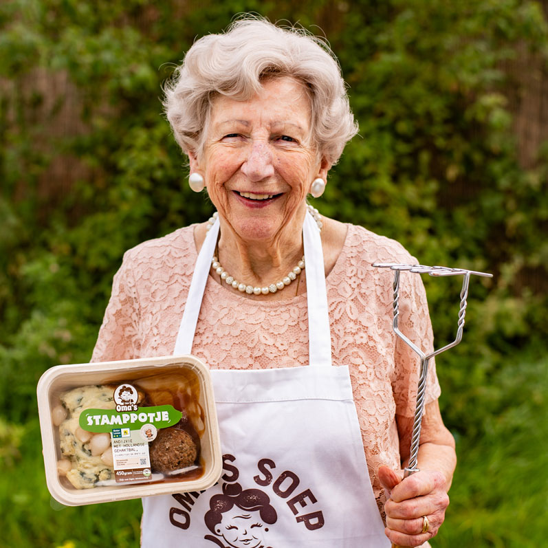 Oma Nettie van Oma's Soep met haar stamppotje